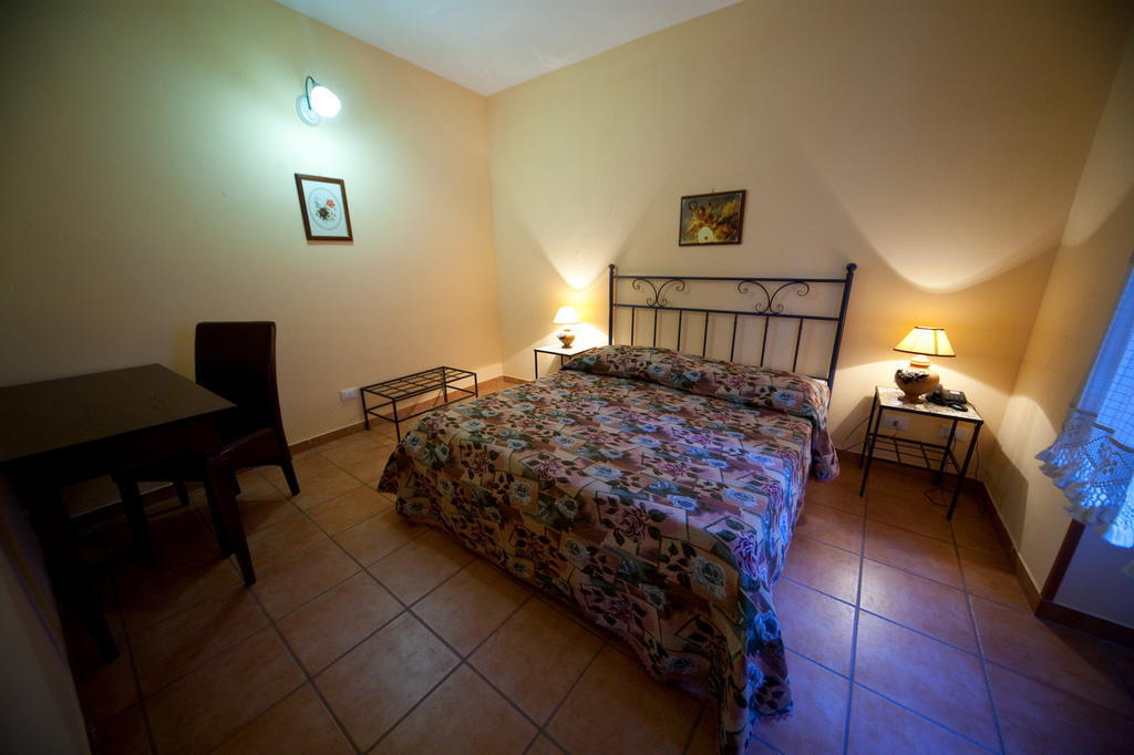 Masseria Rocca Di Gonato Castelbuono  Zimmer foto